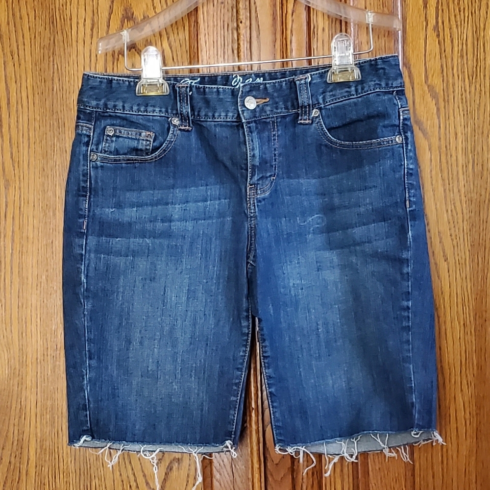 Women's Tommy Hilfiger cut off denim jeans. Size 4